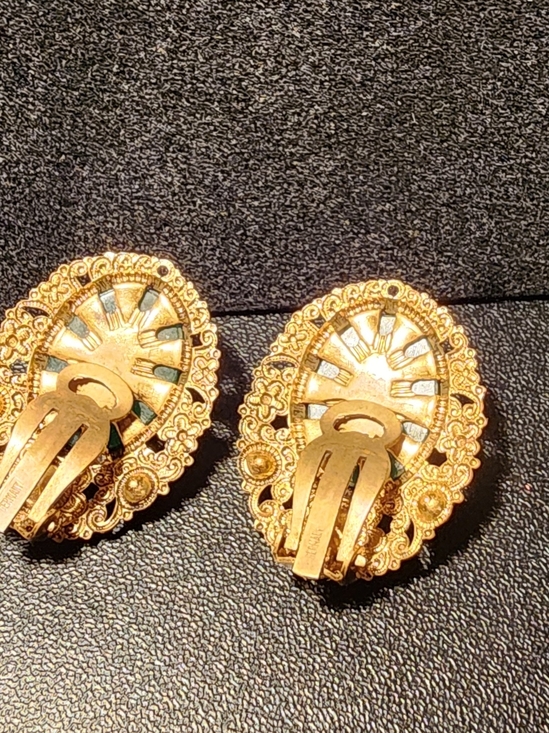 Jewelry - Vintage Gold-tone Decorative Clip Earrings - Women Jewelry
